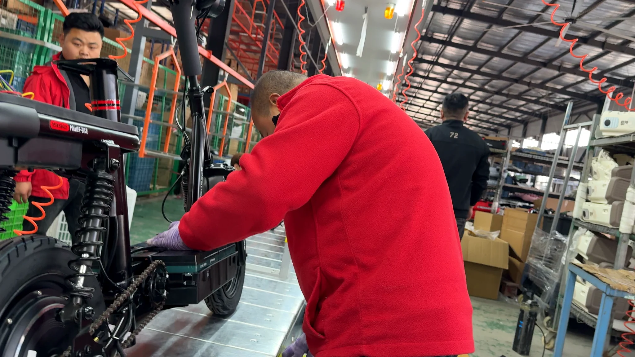 Jimsen e-bike battery fastening during assembly